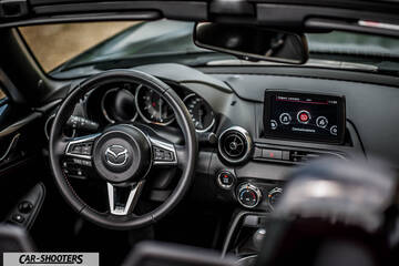 Mazda MX 5 Cherry Edition – dashboard, steering wheel and infotainment screen