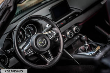 Mazda MX 5 Cherry Edition – dashboard, leather steering wheel and manual gearshift