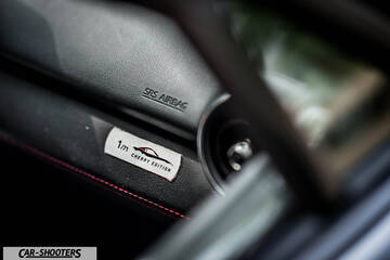 Mazda MX 5 Cherry Edition – dashboard, special edition dashboard badge