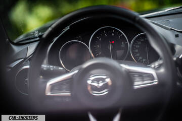 Mazda MX 5 Cherry Edition – dashboard, steering wheel and instrument cluster