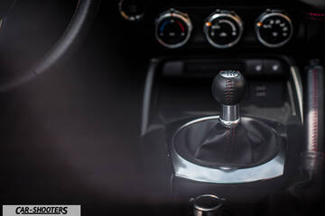 Mazda MX 5 Cherry Edition – interior, manual gear shifter and climate controls