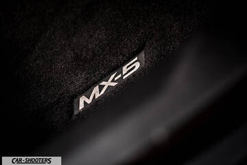 Mazda MX 5 Cherry Edition – detail, interior floor mat badge
