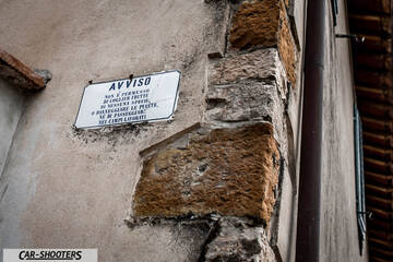 Mazda MX 5 Cherry Edition – detail, warning sign on stone wall
