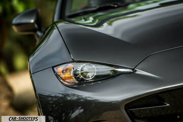 Mazda MX 5 Cherry Edition – detail, headlight close-up
