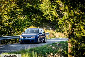 Volkswagen Golf R – front three-quarter, blue on a country road