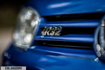 Volkswagen Golf R – detail, grille badge close-up