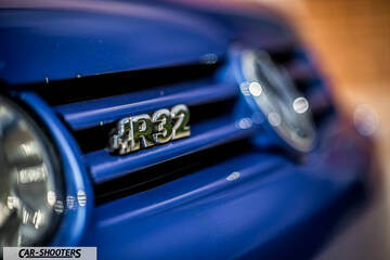 Volkswagen Golf R – detail, grille badge close-up