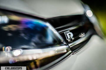 Volkswagen Golf R – detail, grille badge close-up