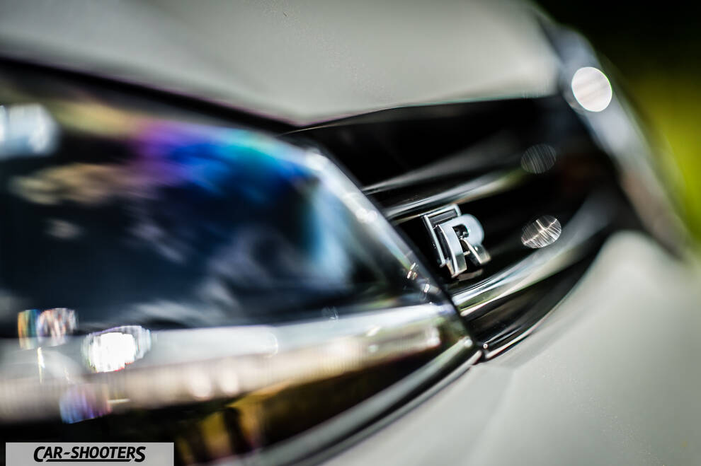 Volkswagen Golf R – detail, grille badge close-up