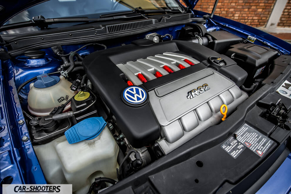 Volkswagen Golf R – engine bay, engine cover with logo
