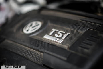 Volkswagen Golf R – engine bay, tsi engine cover close up