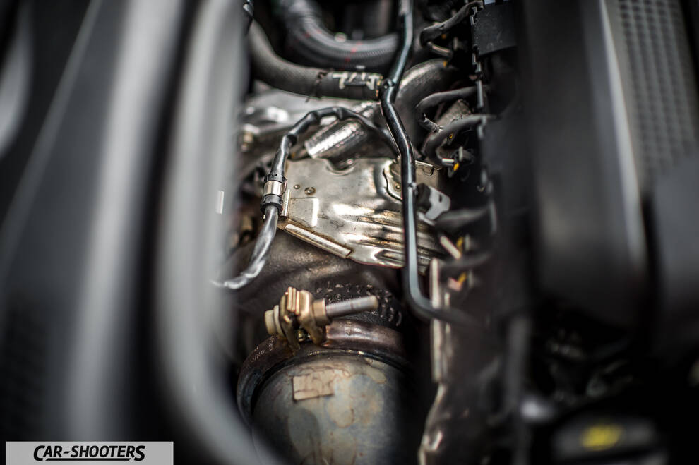 Volkswagen Golf R – engine bay, turbocharger close up