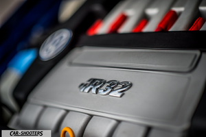 Volkswagen Golf R – engine bay, engine cover close-up