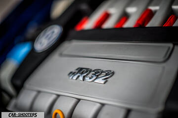 Volkswagen Golf R – engine bay, engine cover close-up