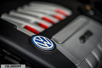 Volkswagen Golf R – engine bay, engine cover with logo close-up