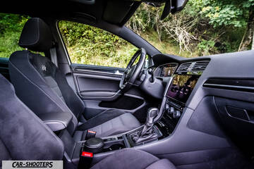 Volkswagen Golf R – interior, black interior with front seats