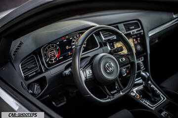 Volkswagen Golf R – dashboard, digital instrument cluster