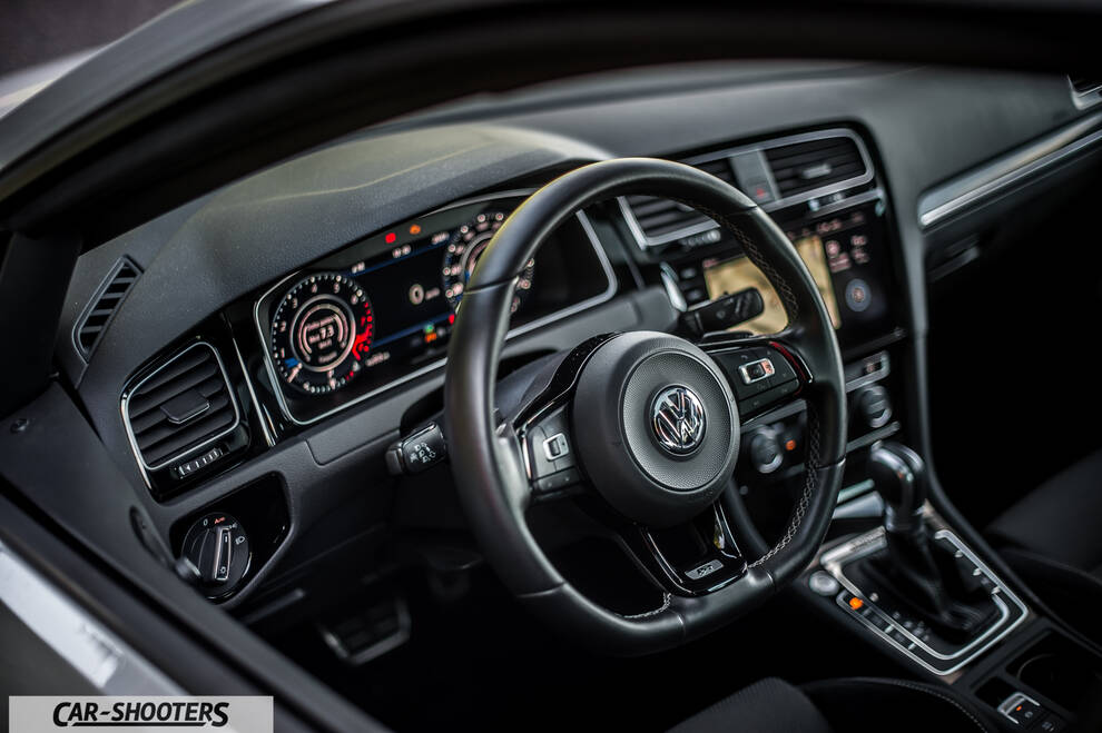 Volkswagen Golf R – dashboard, digital instrument cluster