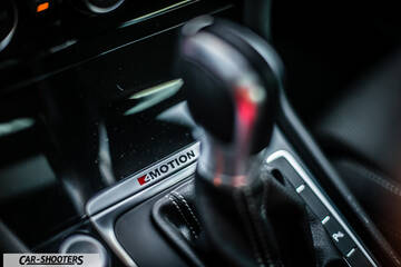 Volkswagen Golf R – detail, gear shifter close-up