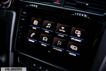 Volkswagen Golf R – dashboard, touchscreen infotainment system