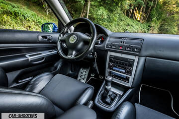 Volkswagen Golf R – dashboard, black leather front seats