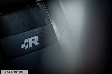 Volkswagen Golf R – interior, leather front seats