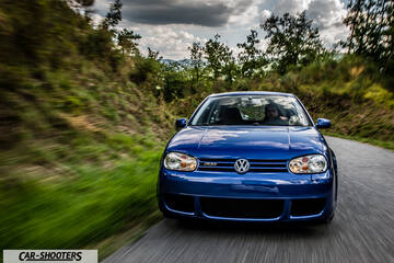 Volkswagen Golf R – front three-quarter, blue on a country road