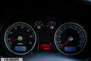 Volkswagen Golf R – dashboard, analog instrument cluster