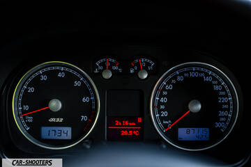 Volkswagen Golf R – dashboard, analog instrument cluster
