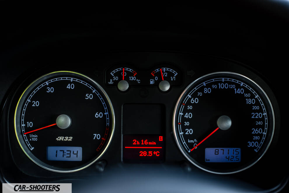Volkswagen Golf R – dashboard, analog instrument cluster