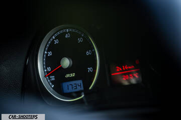 Volkswagen Golf R – dashboard, analog instrument cluster