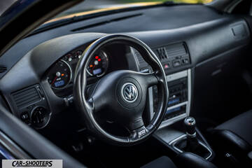 Volkswagen Golf R – dashboard, black steering wheel with logo