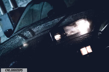 detail, headlight close-up in the rain