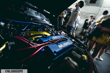 engine bay, blue valve cover with red wiring