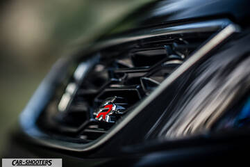 Seat Ateca – detail, front grille emblem close-up