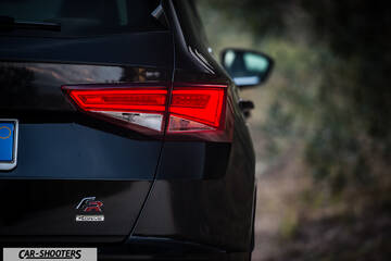 Seat Ateca – rear three-quarter, black against a blurred natural background