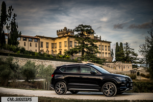 Seat Ateca – side profile, black against a historic building backdrop