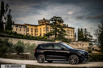 Seat Ateca – side profile, black against a historic building backdrop