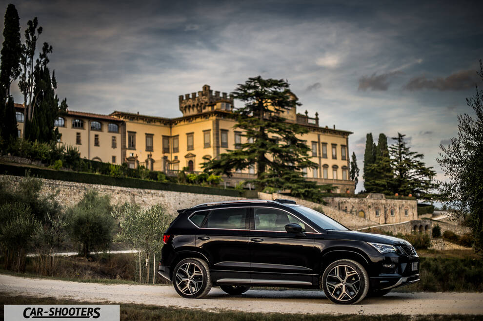 Seat Ateca – side profile, black against a historic building backdrop