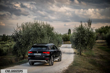 Seat Ateca – rear three-quarter, black on a country road