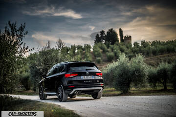 Seat Ateca – rear three-quarter, black on a country road