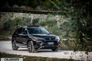 Seat Ateca – front three-quarter, black on a dirt road