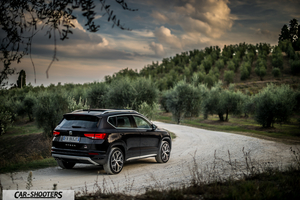 Seat Ateca – rear three-quarter, dark brown on a country road