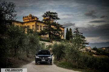Seat Ateca – front three-quarter, black on a country road