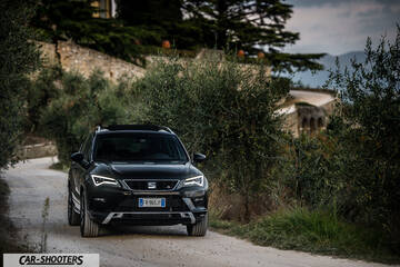 Seat Ateca – front three-quarter, black on a country road