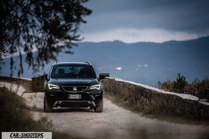 Seat Ateca – front three-quarter, black on a dirt road with mountains