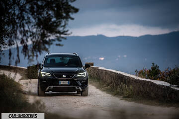 Seat Ateca – front three-quarter, black on a dirt road with mountains