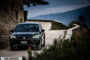 Seat Ateca – front three-quarter, black on a winding road