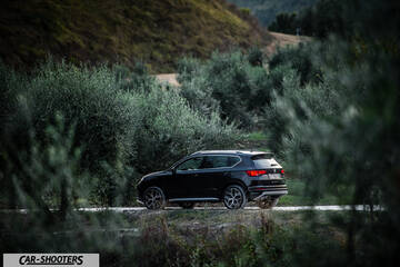 Seat Ateca – rear three-quarter, black on a country road