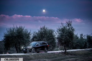 Seat Ateca – front three-quarter, black on a dirt road under moonlight